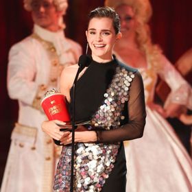 Genderově neutrální ceny
Organizátoři MTV Movie Awards se jako vůbec první uchýlili k genderově neutrálním kategoriím. To znamená, že Emma Watson porazila například Hugha Jackmana nebo Jamese McAvoye a získala cenu za roli ve filmu Kráska a zvíře. Publiku řekla, že pro ni to ocenění opravdu mnoho znamená. "První herecké ocenění, které nerozděluje nominované na ženy a muže, něco vypovídá o tom, jak pohlížíme na lidské zkušenosti," řekla Emma při děkovném projevu.
Genderově neutrální ceny
Organizátoři MTV Movie Awards se jako vůbec první uchýlili k genderově neutrálním kategoriím. To znamená, že Emma Watson porazila například Hugha Jackmana nebo Jamese McAvoye a získala cenu za roli ve filmu Kráska a zvíře. Publiku řekla, že pro ni to ocenění opravdu mnoho znamená. "První herecké ocenění, které nerozděluje nominované na ženy a muže, něco vypovídá o tom, jak pohlížíme na lidské zkušenosti," řekla Emma při děkovném projevu.