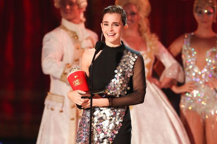 Genderově neutrální ceny

Organizátoři MTV Movie Awards se jako vůbec první uchýlili k genderově neutrálním kategoriím. To znamená, že Emma Watson porazila například Hugha Jackmana nebo Jamese McAvoye a získala cenu za  roli ve filmu Kráska a zvíře. Publiku řekla, že pro ni to ocenění opravdu mnoho znamená. "První herecké ocenění, které nerozděluje nominované na ženy a muže, něco vypovídá o tom, jak pohlížíme na lidské zkušenosti," řekla Emma při děkovném projevu.
