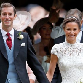 Pippa řekla "Ano"!
Po všech těch debatách a diskuzích po svatbě její sestry Kate, které šla za družičku, všichni dychtivě očekávali, až své ano řekne i Pippa. Takže není divu, že její svatbu sledovalo také půl světa. Na svatbě samozřejmě nesměli chybět také princ George a princezna Charlotte. Ti oba získali pomyslnou cenu za nejroztomilejší hosty. Podával se kaviár v celkové hodnotě 40 tisíc liber (přibližně 1,15 milionu korun) a šumivé víno, jehož jedna lahev stojí 75 liber (přes 2000 korun).
Pippa řekla "Ano"!
Po všech těch debatách a diskuzích po svatbě její sestry Kate, které šla za družičku, všichni dychtivě očekávali, až své ano řekne i Pippa. Takže není divu, že její svatbu sledovalo také půl světa. Na svatbě samozřejmě nesměli chybět také princ George a princezna Charlotte. Ti oba získali pomyslnou cenu za nejroztomilejší hosty. Podával se kaviár v celkové hodnotě 40 tisíc liber (přibližně 1,15 milionu korun) a šumivé víno, jehož jedna lahev stojí 75 liber (přes 2000 korun).
