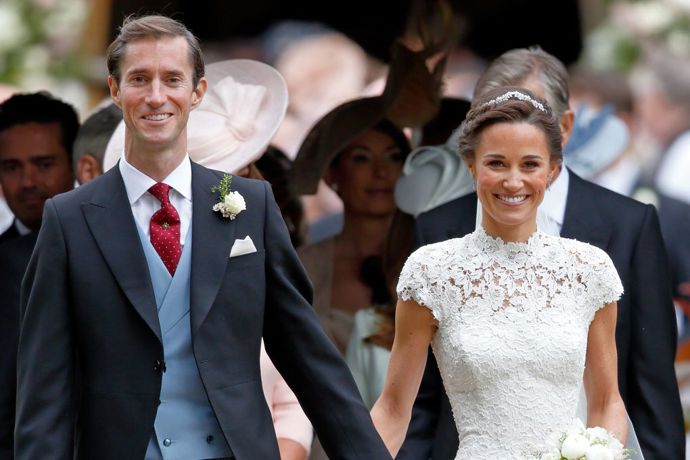 Pippa řekla "Ano"!

Po všech těch debatách a diskuzích po svatbě její sestry Kate, které šla za družičku, všichni dychtivě očekávali, až své ano řekne i Pippa. Takže není divu, že její svatbu sledovalo také půl světa. Na svatbě samozřejmě nesměli chybět také princ George a princezna Charlotte. Ti oba získali pomyslnou cenu za nejroztomilejší hosty. Podával se kaviár v celkové hodnotě 40 tisíc liber (přibližně 1,15 milionu korun) a šumivé víno, jehož jedna lahev stojí 75 liber (přes 2000 korun).
