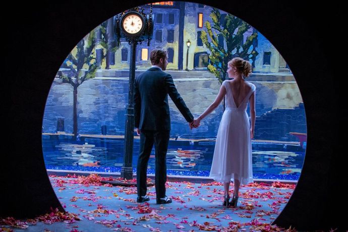 La La Land (2017)

V hlavních rolích Ryan Gosling a Emma Stone

Nadějná herečka a jazzový muzikant se do sebe zamilují, zatímco se oba snaží dobýt Hollywood. Muzikál plný chytlavých melodií, krásných barev a povedených tanečních čísel si svého Oscara zkrátka zasloužil.

