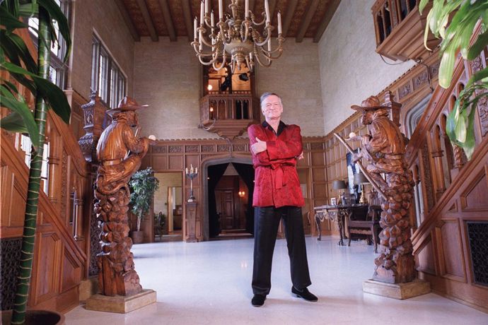Poslední vystoupení Hugha Hefnera

Jedna z nejkontroverznějších a nejsvéráznějších postav mediální scény, Hugh Hefner, letos bohužel zemřel ve věku 91 let. Zakladatele a vlastníka časopisu Playboy mnozí viděli jako tvář sexuální svobody a svobody projevu. Podle některých ale vykořisťoval ženy a nebyl nic víc než šiřitel pornografie. Hugh po sobě zanechal ženu Crystal Harris, šedesátiletého syna a také spolek Playboy králíčků.
