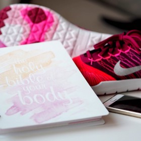 Fitnessový diář

Diář s podtitulem The Holy Bible of your Body, který vás motivuje k zdravému životnímu stylu, pochází také z dílny Momenteeczech, ale tentokrát ve spolupráci s Michaelou Jonášovou (na Instagramu ji najdete jako @michaela_jonas). Tenhle diář neslouží jen k zaznamenávání důležitých úkolů a událostí, ale je to takový váš osobní průvodce na cestě za zdravějším, štíhlejším a vysportovanějším „já“. Najdete v něm celkem pět oblastí: průvodce jídelníčkem a cvičením na 24 týdnů, přehled pokroku, recepty, nákupní seznam, prostor na poznámky a bonusově také autorské samolepky od Míši, které jsou naperforované přímo do diáře, takže je mate neustále sebe. Fitnessový diář koupíte také za 899 korun.
