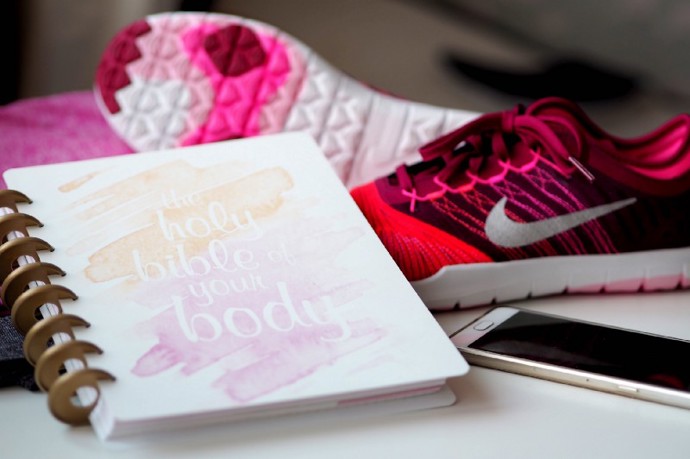 Fitnessový diář

Diář s podtitulem The Holy Bible of your Body, který vás motivuje k zdravému životnímu stylu, pochází také z dílny Momenteeczech, ale tentokrát ve spolupráci s Michaelou Jonášovou (na Instagramu ji najdete jako @michaela_jonas). Tenhle diář neslouží jen k zaznamenávání důležitých úkolů a událostí, ale je to takový váš osobní průvodce na cestě za zdravějším, štíhlejším a vysportovanějším „já“. Najdete v něm celkem pět oblastí: průvodce jídelníčkem a cvičením na 24 týdnů, přehled pokroku, recepty, nákupní seznam, prostor na poznámky a bonusově také autorské samolepky od Míši, které jsou naperforované přímo do diáře, takže je mate neustále sebe. Fitnessový diář koupíte také za 899 korun.
