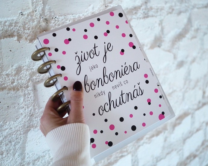 Momenteeczech

Největší výhodou diáře vyrobeného s láskou v Praze je, že je takzvaně „vyndavací a zastamdací“. Co to znamená? Diář si můžete poskládat podle sebe tak, jak to vyhovuje vám. Jednotlivé listy jsou po stranách děrované, takže se dají různě vyndávat a přeskupovat. Letos mají Momenteeczech v nabídce dvě verze datovaného už předem poskládaného diáře, ale také samostatné náplně pro rok 2018, desky, oddělovače i kolečka, pomocí nichž diář drží pohromadě. Vevnitř je Momenteeczech skvěle organizovaný, najdete v něm měsíční summary – narozeniny, svátky, cíle a oddíl „nezapomenout“, potom přehled celého měsíce a týdenní datovaný kalendář včetně důležitých dnů a poznámek. Nakonec nechybí ani zhodnocení měsíce. Datovaný diář koupíte za 899 korun, náplně 2018 pak za 599 korun.
