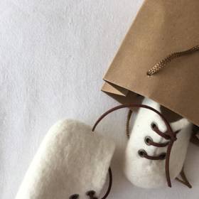 Pro nejmenší – vlněné capáčky od Jana Stejskalová Felting Design 

Popis: recyklovaná Merino vlna, na 3-6měsíců stáří dítěte

​Cena: ​580,-

 

http://janastejskalova.wixsite.com/felting
