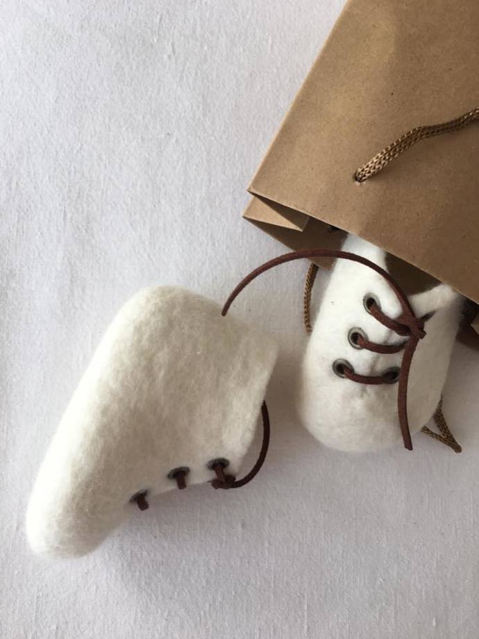 Pro nejmenší – vlněné capáčky od Jana Stejskalová Felting Design
Popis: recyklovaná Merino vlna, na 3-6měsíců stáří dítěte
Cena: 580,-
http://janastejskalova.wixsite.com/felting
Pro nejmenší – vlněné capáčky od Jana Stejskalová Felting Design
Popis: recyklovaná Merino vlna, na 3-6měsíců stáří dítěte
Cena: 580,-
http://janastejskalova.wixsite.com/felting