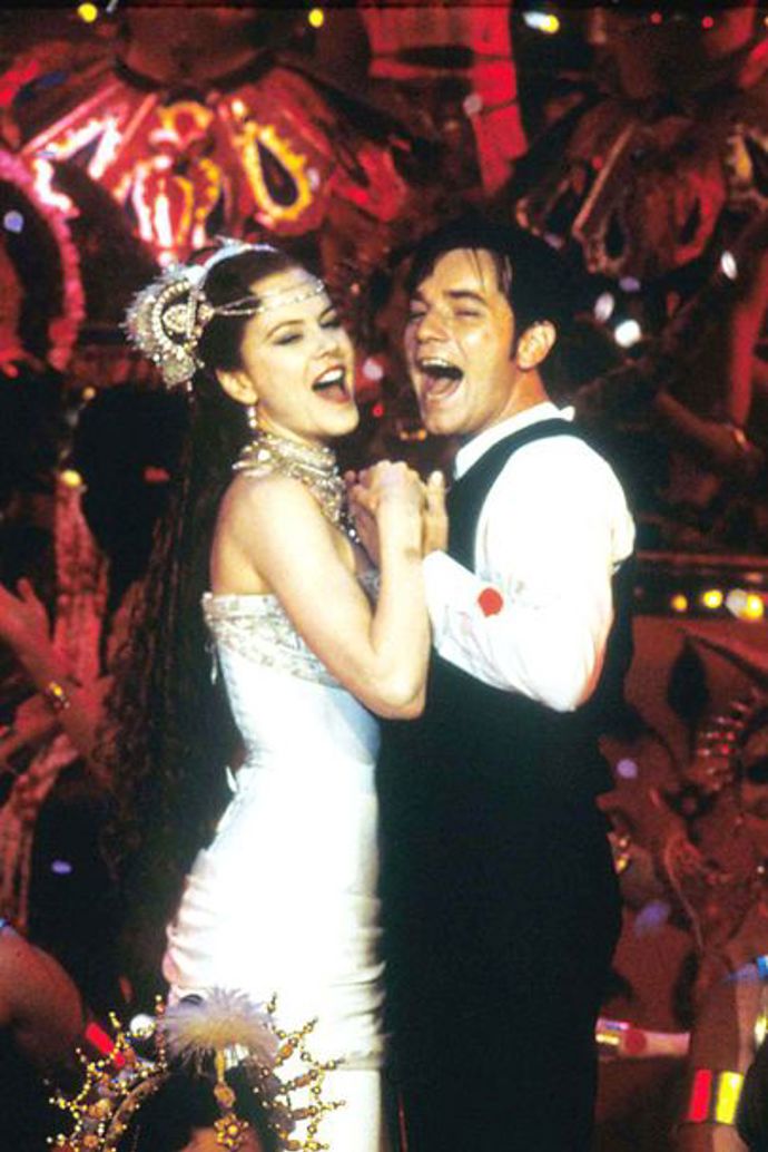 Moulin Rouge (2001)

V hlavních rolích Nicole Kidman a Ewan McGregor

Básník Christian se zamiluje do tanečnice Sabine. I z tohoto muzikálu známe spoustu hitů, například Like a Virgin nebo Roxanne.
