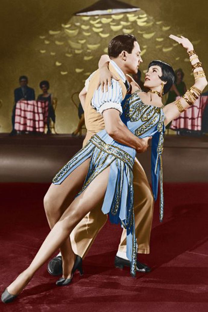 Zpívání v dešti (1952)

V hlavních rolích Gene Kelly a Debbie Reynolds

Muzikál, v němž můžete vidět jednu z nejikoničtějších scén světového filmu. Gene se točí kolem lampy v lijáku, točí deštníkem a zpívá "I'm singing in the rain...".
