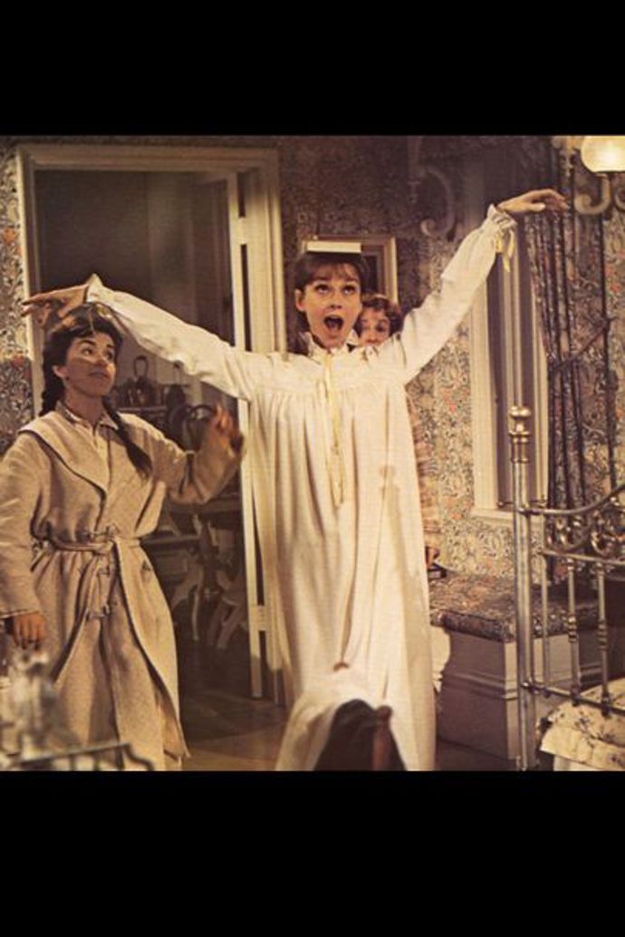 My Fair Lady (1964)

V hlavních rolích Audrey Hepburn a Rex Harrison

Začátkem šedesátých let se drama Pygmalion od britského autora G. B. Shawa dočkalo filmového zpracování s Audrey Hepburn v roli Elizy Doolittle. Květinářka z ulice se dostane domů k jazykovému expertovi Henry Higginsovi a ten ji začne učit nejen vybranému spisovnému jazyku, ale také způsobům. Nezapomenutelná je scéna na dostizích, kam Eliza sice přijde jako dáma, ale v zápalu fandění se její původ ihned provalí. Z písniček si určitě pamatujete Wouldn't It Be Lovely nebo The Rain In Spain.
