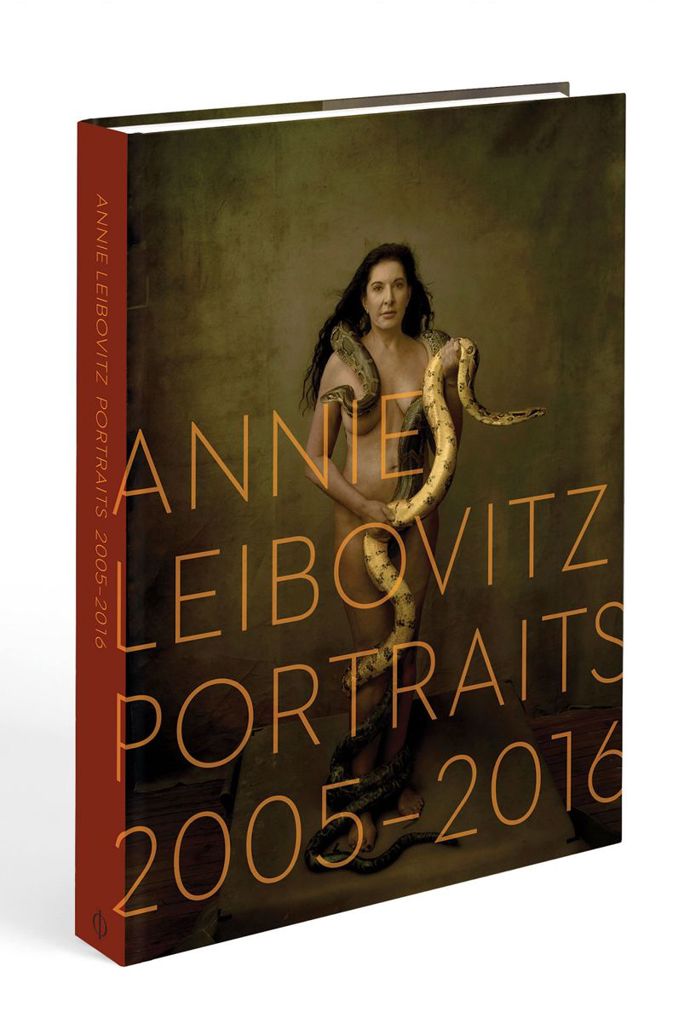 Annie Leibovitz Portraits 2005-2016

Alexandra Fuller 

Už téměř pět dekád tahle fotografka zachycuje spoustu významných osobností, od politiků až po muzikanty. Kniha obsahuje intimní portréty a dosud nezveřejněné fotografie královny Alžběty II. nebo Rihanny od jedné z nejvýznamnějších fotografek současnosti.

V Neoluxoru k dostání za 2540 korun.
