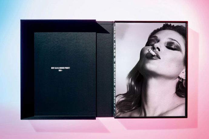 Mert Alas and Marcus Piggott

Kniha plná okouzlujících snímků fotografického dua Alas-Piggott, které stojí za mnoha fotografiemi ve Vogue. Kniha má 300 stran a na webu nakladatelství Taschen ji pořídíte do konce roku za 500 euro, od ledna bude ještě o 100 euro dražší. Jedná se totiž o opravdový unikát. 
