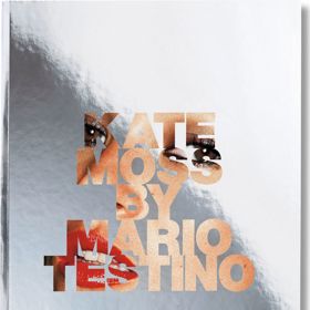Kate Moss by Mario Testino
Modelka Kate Moss a fotograf Mario Testino jsou dvojicí, která zaplnila spousty stránek Vogue po celém světě. Knihu o jejich legendárním přátelství koupíte na www.enbook.cz za 830 korun.
Kate Moss by Mario Testino
Modelka Kate Moss a fotograf Mario Testino jsou dvojicí, která zaplnila spousty stránek Vogue po celém světě. Knihu o jejich legendárním přátelství koupíte na www.enbook.cz za 830 korun.