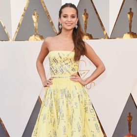 Alicia Vikander jako by z oka vypadla Emmě Watson v pohádce Kráska a zvíře
