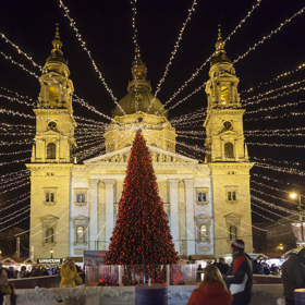 Budapešť
Pokud milujete vánoční sladké dobroty, budapešťské trhy budou pro vás jako stvořené. Je tam totiž populární koláč zvaný kurtoskalacs s ovocem, cukrem a skořicí. Kromě toho se Budapešť stává čím dál tím populárnějším městem plným hezkých zákoutí a stylových kaváren, tak proč si neudělat výlet zrovna tam? Však je to co by kamenem dohodil.
Budapešť
Pokud milujete vánoční sladké dobroty, budapešťské trhy budou pro vás jako stvořené. Je tam totiž populární koláč zvaný kurtoskalacs s ovocem, cukrem a skořicí. Kromě toho se Budapešť stává čím dál tím populárnějším městem plným hezkých zákoutí a stylových kaváren, tak proč si neudělat výlet zrovna tam? Však je to co by kamenem dohodil.
