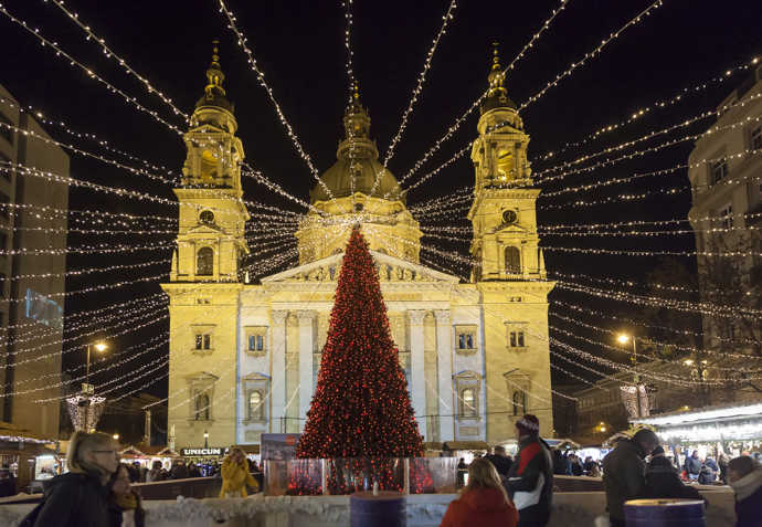 Budapešť
Pokud milujete vánoční sladké dobroty, budapešťské trhy budou pro vás jako stvořené. Je tam totiž populární koláč zvaný kurtoskalacs s ovocem, cukrem a skořicí. Kromě toho se Budapešť stává čím dál tím populárnějším městem plným hezkých zákoutí a stylových kaváren, tak proč si neudělat výlet zrovna tam? Však je to co by kamenem dohodil.
Budapešť
Pokud milujete vánoční sladké dobroty, budapešťské trhy budou pro vás jako stvořené. Je tam totiž populární koláč zvaný kurtoskalacs s ovocem, cukrem a skořicí. Kromě toho se Budapešť stává čím dál tím populárnějším městem plným hezkých zákoutí a stylových kaváren, tak proč si neudělat výlet zrovna tam? Však je to co by kamenem dohodil.