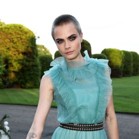 Cara Delevingne si na večeři iniciativy Save the Elephants pořádanou Doutzen Kroes a Lucy Yeomans oblékla tyhle tyrkysové šaty a pomocí kouřového líčení a kovaného pásku jim dodala skvělý punkový nádech.
