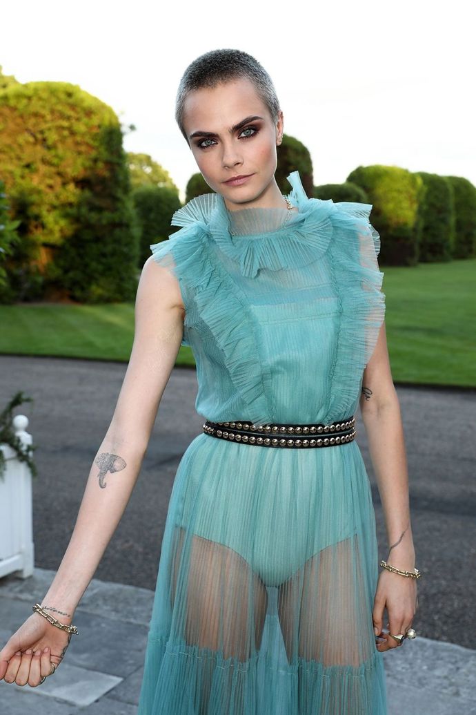 Cara Delevingne si na večeři iniciativy Save the Elephants pořádanou Doutzen Kroes a Lucy Yeomans oblékla tyhle tyrkysové šaty a pomocí kouřového líčení a kovaného pásku jim dodala skvělý punkový nádech.
