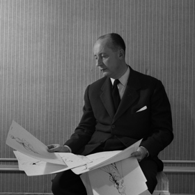 Módní návrhář Christian Dior.
