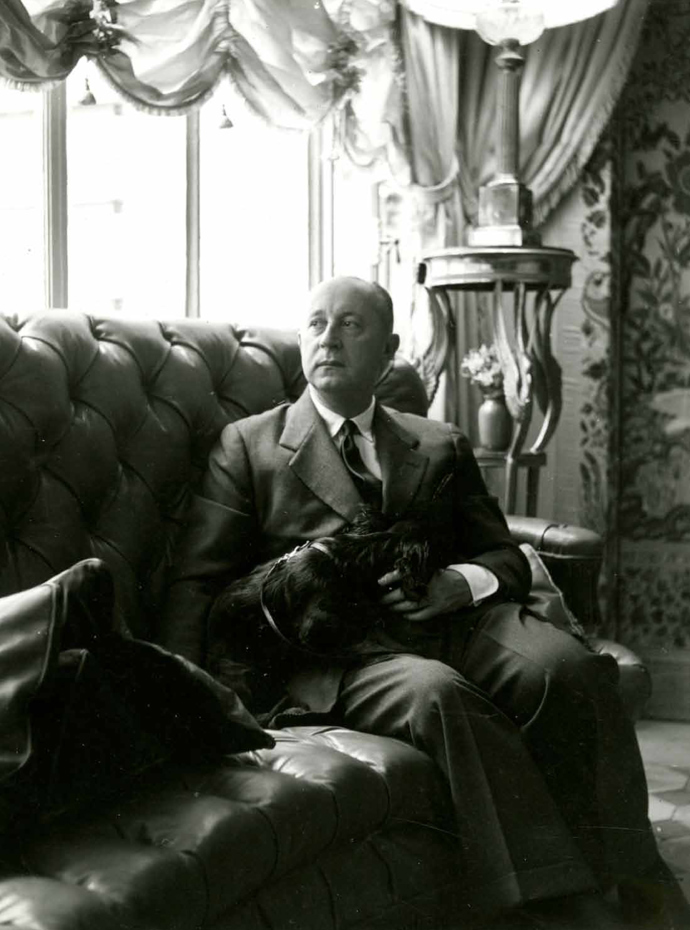 Christian Dior ve svém bytě na 7 Boulevard Jules‑Sandeau v Paříži, okolo roku 1950.
Christian Dior ve svém bytě na 7 Boulevard Jules‑Sandeau v Paříži, okolo roku 1950.