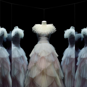 Expozice Christian Dior Couturier du Rêve k 70. výročí značky Dior.
