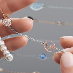 Swarovski Remix Collection. Vytvořte si vlastní šperky z jednotlivých řetízků, které do sebe zapadají pomocí magnetu s bezpečnostním úchytem. 
