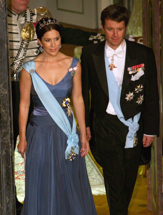 Jednou z ní bude dánská královna. Prozatím nosí tato Australanka titul korunní dánská princezna. Mary Elizabeth Donaldson potkala dánského korunního prince Frederika v Sydney, kam zavítal během letních Olympijských her v roce 2000. Nutno ještě dodat, že to bylo v hospodě. O čtyři roky později se v Dánsku konala královská svatba. 

 
