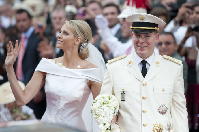 Ve stopách svého otce šel i monacký princ Albert II, když si v roce 2011 vzal ženu z lidu, olympijskou plavkyni jihoafrického původu Charlene Lynette Wittstock. Monačtí princové mají raději blondýnky.
