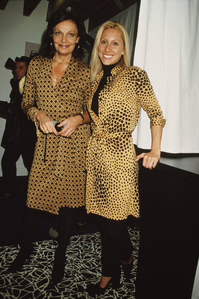 Málokdo ví, že slavná módní návrhářka Diane von Füstenberg kdysi nosila titul princezny. Mezi lety 1969 –1972 byla provdaná za prince Egona von Fürstenberg. Na fotografii je se svou snachou Alexandrou Miller, manželkou svého syna, prince Alexandra. 
