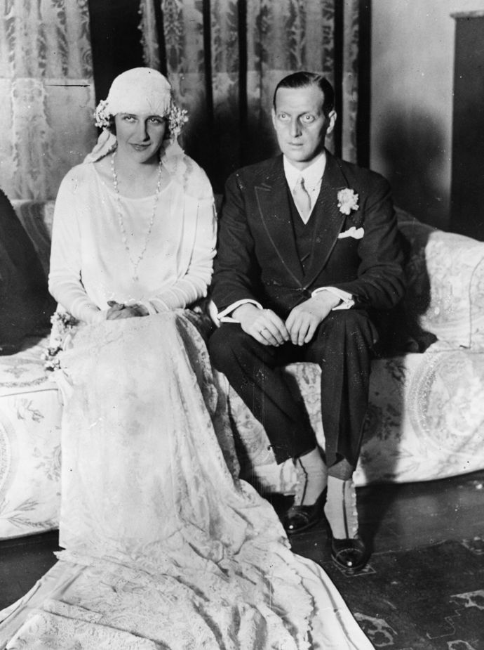 I ruská šlechta lovila v amerických vodách. Velkovévoda Dmitri Pavlovich si v roce 1926 vzal za manželku dědičku realitního impéria Audrey Emery. 
