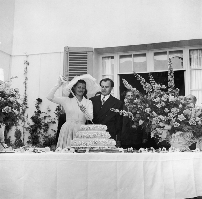 Další Hollywoodská kráska s královským titulem. Filmová hvězda Rita Hayworth ho však nenosila dlouho. Po čtyřech letech se rozvedla se svým princem Aly Khanem. 
