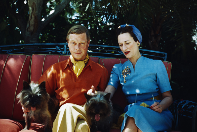 Wallis Simpson, žena, která málem zničila britskou monarchii. Král Edward VIII se do ní tak zamiloval, že se kvůli dvakrát rozvedené Američance vzdal v roce 1937 trůnu. Zákony mu totiž nedovolovali vzít si ženu, která již byla v minulosti vdaná. 
