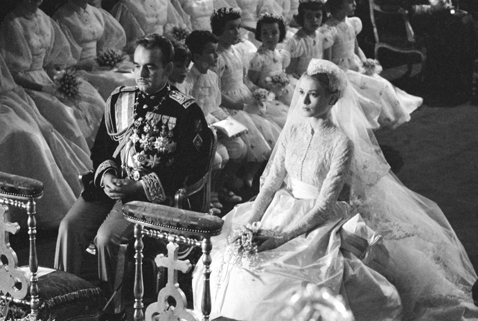 Jedna z nejslavnějších hereček Hollywoodu ukončila svou filmovou kariéru, když v roce 1956 řekla "ano" monackému princi Rainierovi III. Grace Kelly vyměnila titul královny stříbrného plátna za monackou princeznu. 
