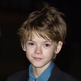 Sam
Bezpochyby tou nejroztomilejší postavou celého filmu je Sam. Nedávno mu umřela maminka a on se k tomu ještě beznadějně zamiloval do Američanky Joanny z jeho školy.
Sam
Bezpochyby tou nejroztomilejší postavou celého filmu je Sam. Nedávno mu umřela maminka a on se k tomu ještě beznadějně zamiloval do Američanky Joanny z jeho školy.