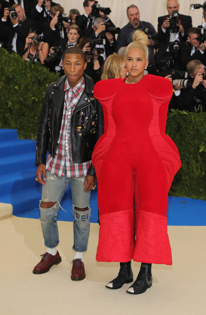 Helen Lasichanh

Manželka Pharrella Williamse málokdy vyrazí do společnosti v něčem, co lichotí ženské postavě. I sedm měsíců po Met Gala se snažíme pochopit tento overal. Zatím neúspěšně. 
