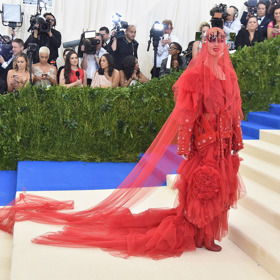 Katy Perry

Kdyby organizátoři Met Gala zvolili klasický červený koberec, asi bychom na něm slavnou zpěvačku vůbec neviděli. Rudou róbu se závojem pro tuto příležitost navrhl John Galliano. 
