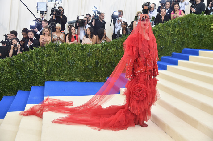 Katy Perry

Kdyby organizátoři Met Gala zvolili klasický červený koberec, asi bychom na něm slavnou zpěvačku vůbec neviděli. Rudou róbu se závojem pro tuto příležitost navrhl John Galliano. 
