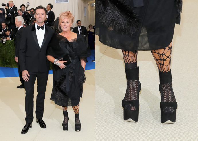 Deborra-Lee Furness

Zatímco černé šaty této herečky a producentky nejsou dost bláznivé na to, aby ji dostaly do našeho seznamu, její kombinace krajkových ponožek, síťovaných punčoch a bot na platformě jí místo rozhodně zaručuje. Ale možná z nás mluví jen závist. Již 21 let je vdaná za Hugha Jackmana.
