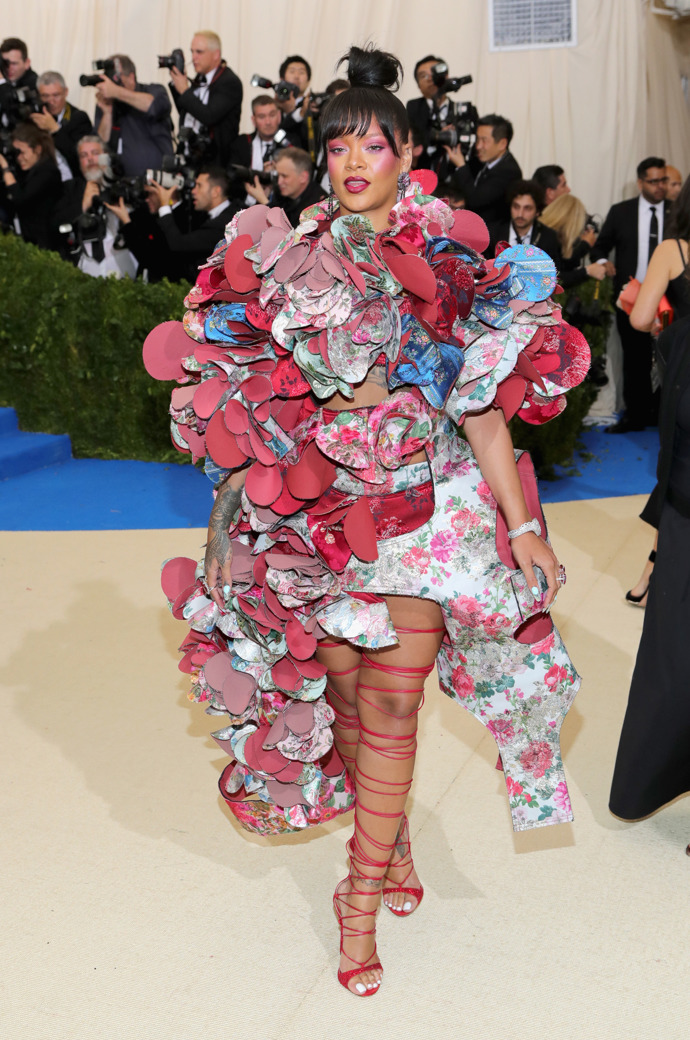 Rihanna

Královna nevšedních outfitů nás nechala zavzpomínat na hodiny pracovní výchovy, kdy jsme ze zbytků látky tvořili podobná umělecká díla. 
