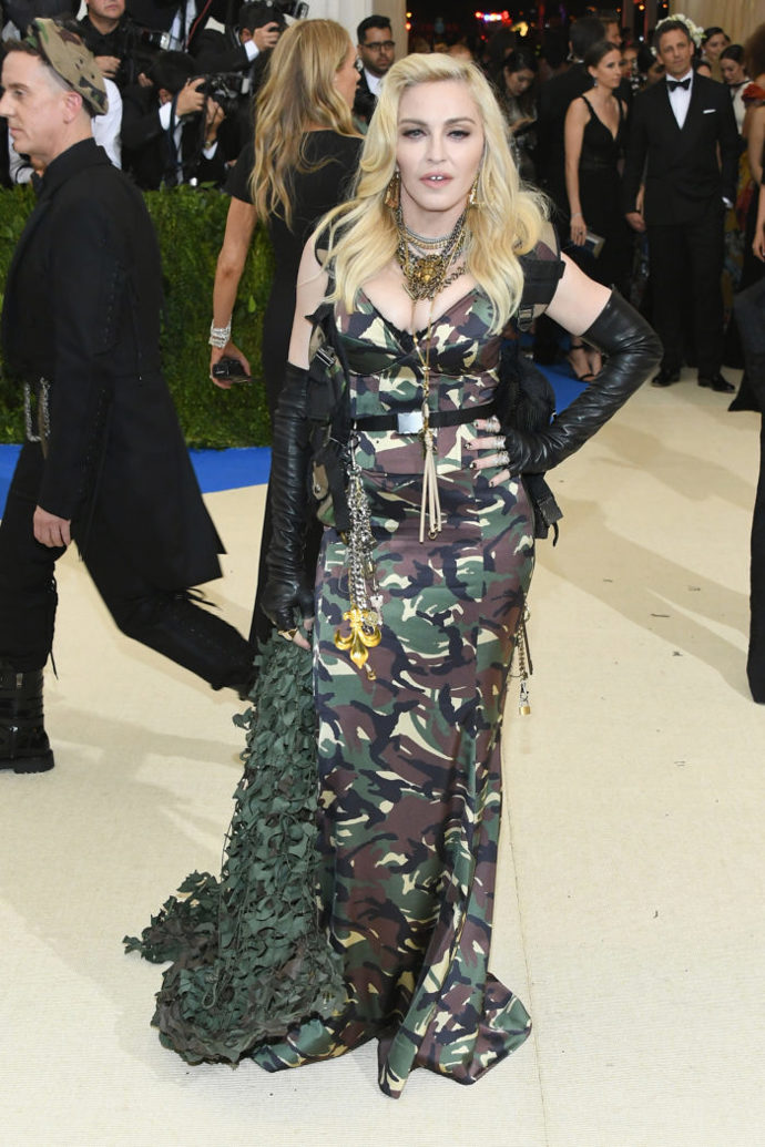 Madonna

I přes všechnu tu kamufláž ji nešlo na Met Gala přehlédnout. Army róbu vytvořil návrhář Jeremy Scott, který je známý nekonvenčním pojetím svých výtvorů.
