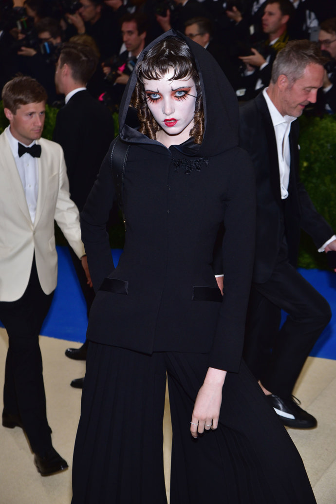 Grace Hartzel

Červená Karkulka má zlé dvojče a je jím tato výstřední modelka, která dorazila na Met Gala v kreaci Dior Haute Couture. 
