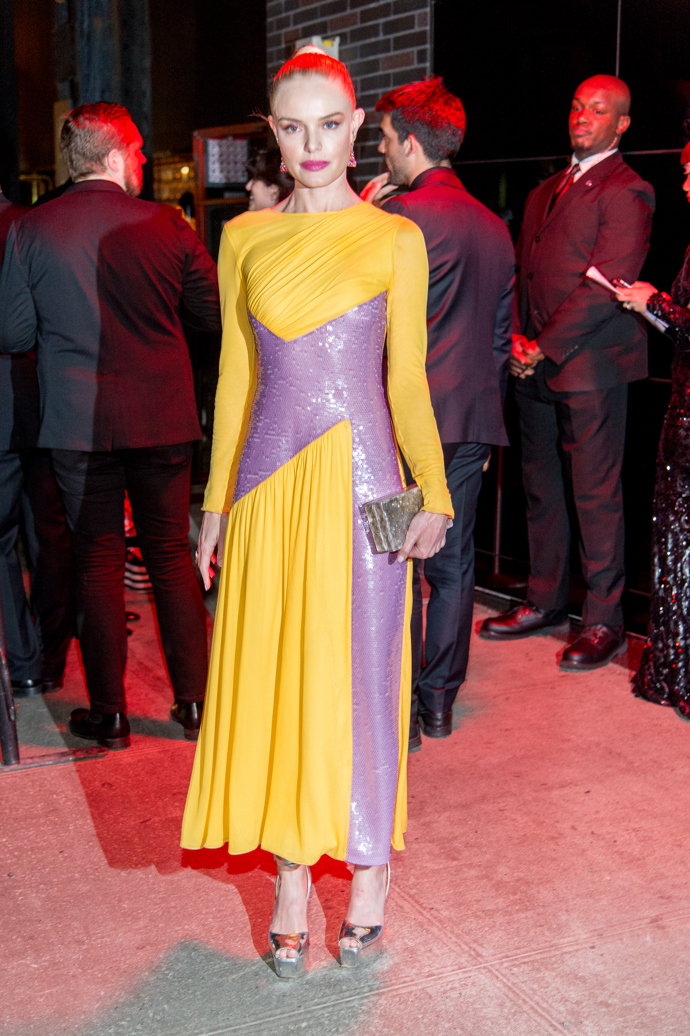 Kate Bosworth

Zatímco na zahájení Met Gala přišla v elegantní černé róbě, na after party oblékla tato herečka žluté šaty s fialovou flitrovou aplikací, které už tak elegantně nepůsobily. 
