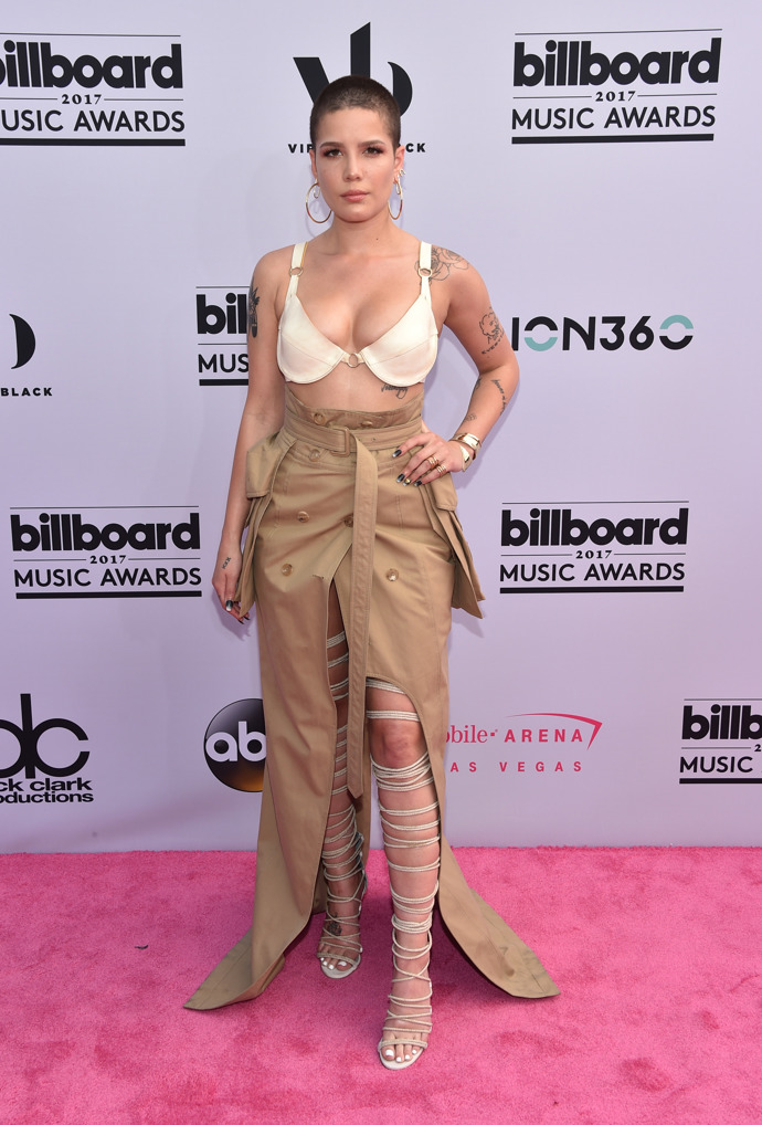 Halsey

Zpěvačka přišla na Billboard Music Awards ve velmi matoucím oděvu. Nemůžeme se rozhodnout, co nás znepokojuje víc. Trenčkot kolem pasu, nebo disproporční podprsenka. 
