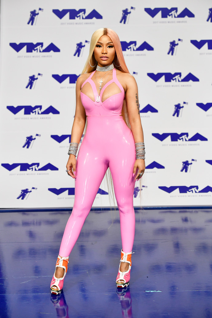 Nicki Minaj

Tato provokativní zpěvačka a rapperka opět nezklamala. Jeden má pocit, že když tam vrazí špendlík, celé to růžové cosi se vyfoukne.
