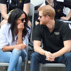 Poprvé se spolu objevili na veřejnosti letos v září na Invictus Games v Torontu. Meghan to v ležérním outfitu moc slušelo a princ Harry na ní mohl oči nechat. Tou dobou Meghan také poprvé o jejich vztahu promluvila v médiích, konkrétně v rozhovoru pro Vanity Fair řekla: "Jsme spolu velmi šťastní a jsme do sebe zamilovaní."
Poprvé se spolu objevili na veřejnosti letos v září na Invictus Games v Torontu. Meghan to v ležérním outfitu moc slušelo a princ Harry na ní mohl oči nechat. Tou dobou Meghan také poprvé o jejich vztahu promluvila v médiích, konkrétně v rozhovoru pro Vanity Fair řekla: "Jsme spolu velmi šťastní a jsme do sebe zamilovaní."