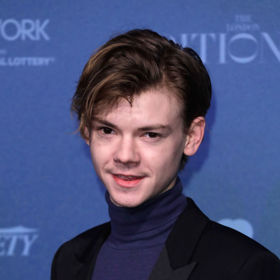 Thomas Brodie-Sangster
A takhle dnes vypadá Thomas, který postavu Sama hrál. Je mu 27 let a jeho herecká kariéra nabírá obrátky. Ztvárnil například postavu Jojena Reeda v seriálu Hra o trůny nebo Newta v Labyrintu. A jen tak pro zajímavost, Thomas je bratranec přes koleno Hugha Granta.
Thomas Brodie-Sangster
A takhle dnes vypadá Thomas, který postavu Sama hrál. Je mu 27 let a jeho herecká kariéra nabírá obrátky. Ztvárnil například postavu Jojena Reeda v seriálu Hra o trůny nebo Newta v Labyrintu. A jen tak pro zajímavost, Thomas je bratranec přes koleno Hugha Granta.