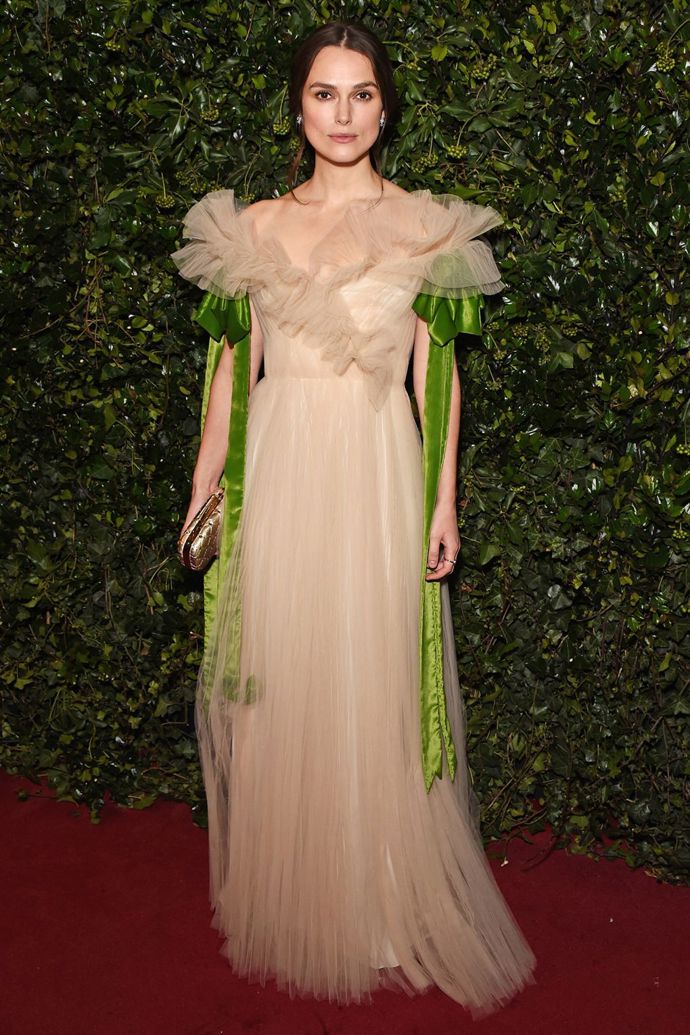 Keira Knightley na London Evening Standard Theatre Awards 2017 ve snových šatech od Valentina
