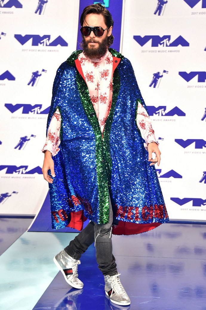Jared Leto

Tento herec a zpěvák je, jako mnoho dalších z naší galerie, proslulý svými bláznivými outfity. Během Video Music Awards se doslova blýskl ve flitrovém plášti od Gucci a halence po své babičce. 
