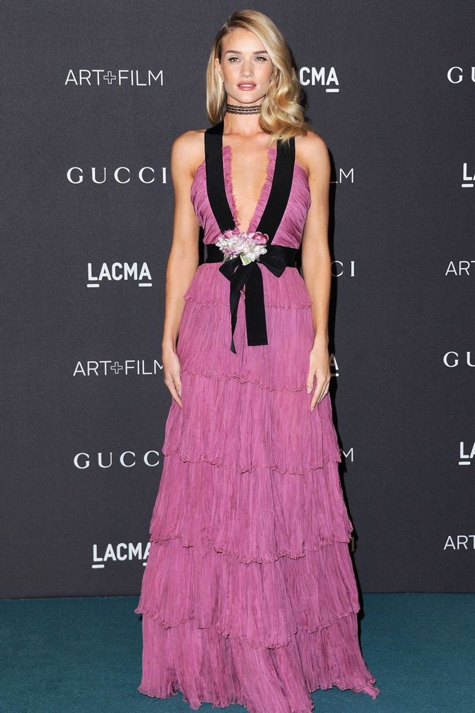 Rosie Huntington-Whiteley a její fuchsiové Gucci šaty na akci LAMCA gala
