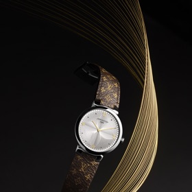 Dámské hodinky z kolekce Tambrour Slim - Monogram Flower

Strojek Quartz, safírové sklíčko s antireflexní povrchovou úpravou, vodotěsné do to 50 m, stříbřený kovový číselník se 60 kvítky Monogram Flower, 8 leštěných kabošonů a čtyři zlaté indexy s motivem Monogram Flower, zlatá hodinová a minutová ručička, vyměnitelný pásek – patentovaný systém Louis Vuitton 

Info o ceně v butiku

 

 
